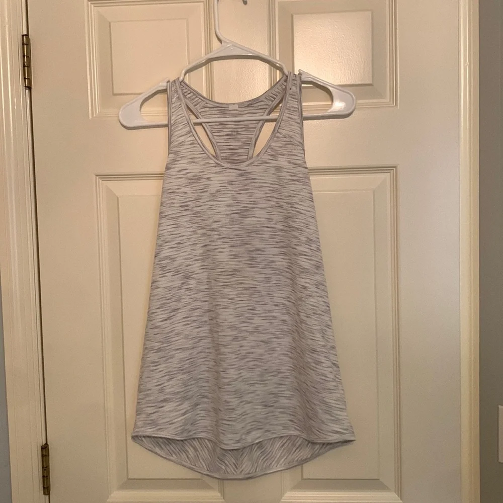 Lululemon tank top size 4. Loose fit and not cropped - Picture 1 of 3
